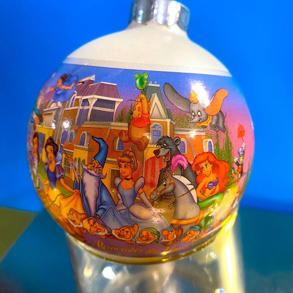 WALT DISNEY WORLD 25 YEARS REMEMBER THE MAGIC HOLIDAY CHRISTMAS ORNAMENT - Picture 3 of 16